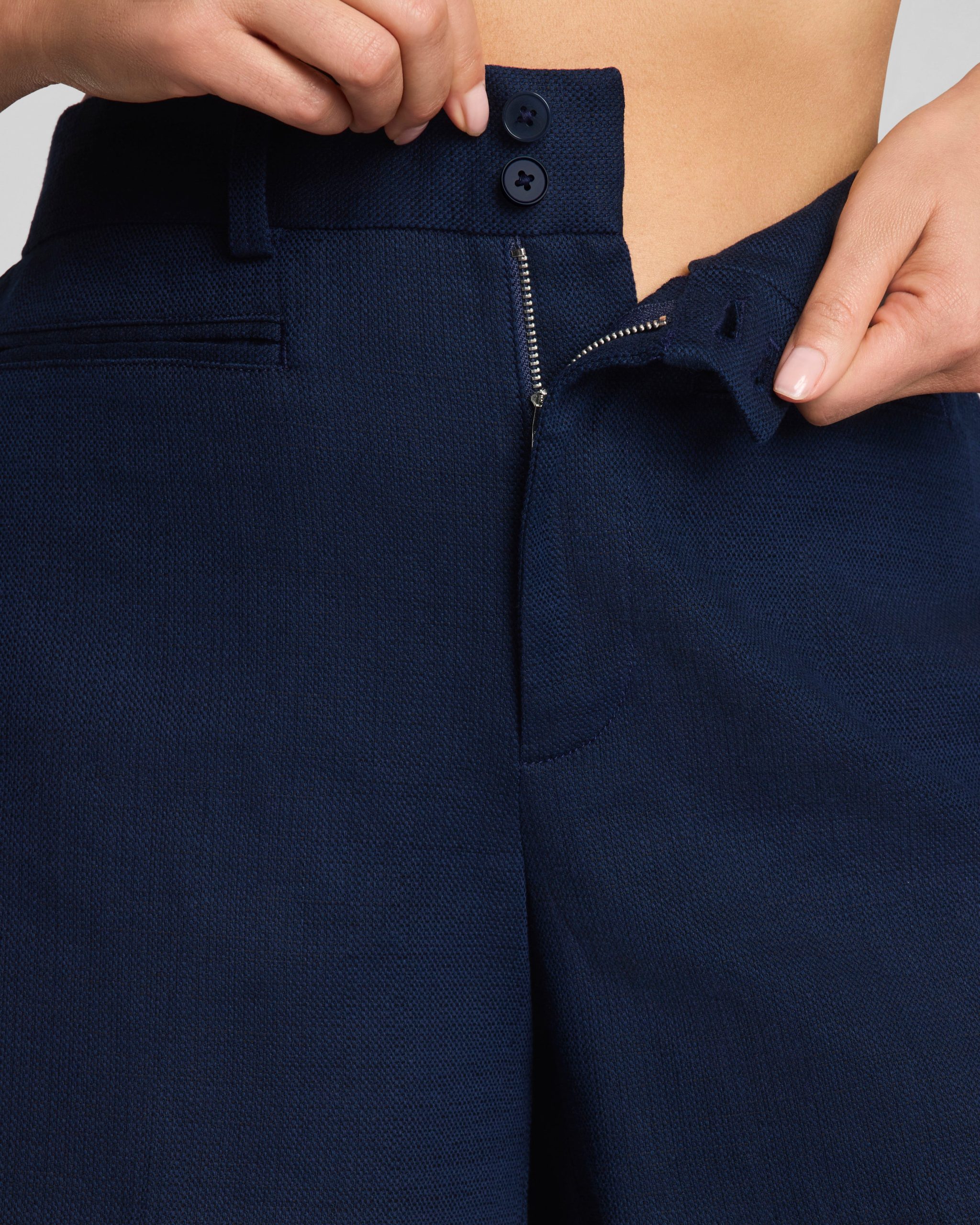 SPANX? EasyBreezy Cotton Linen Short. 5 | Timeless Navy - Image 4