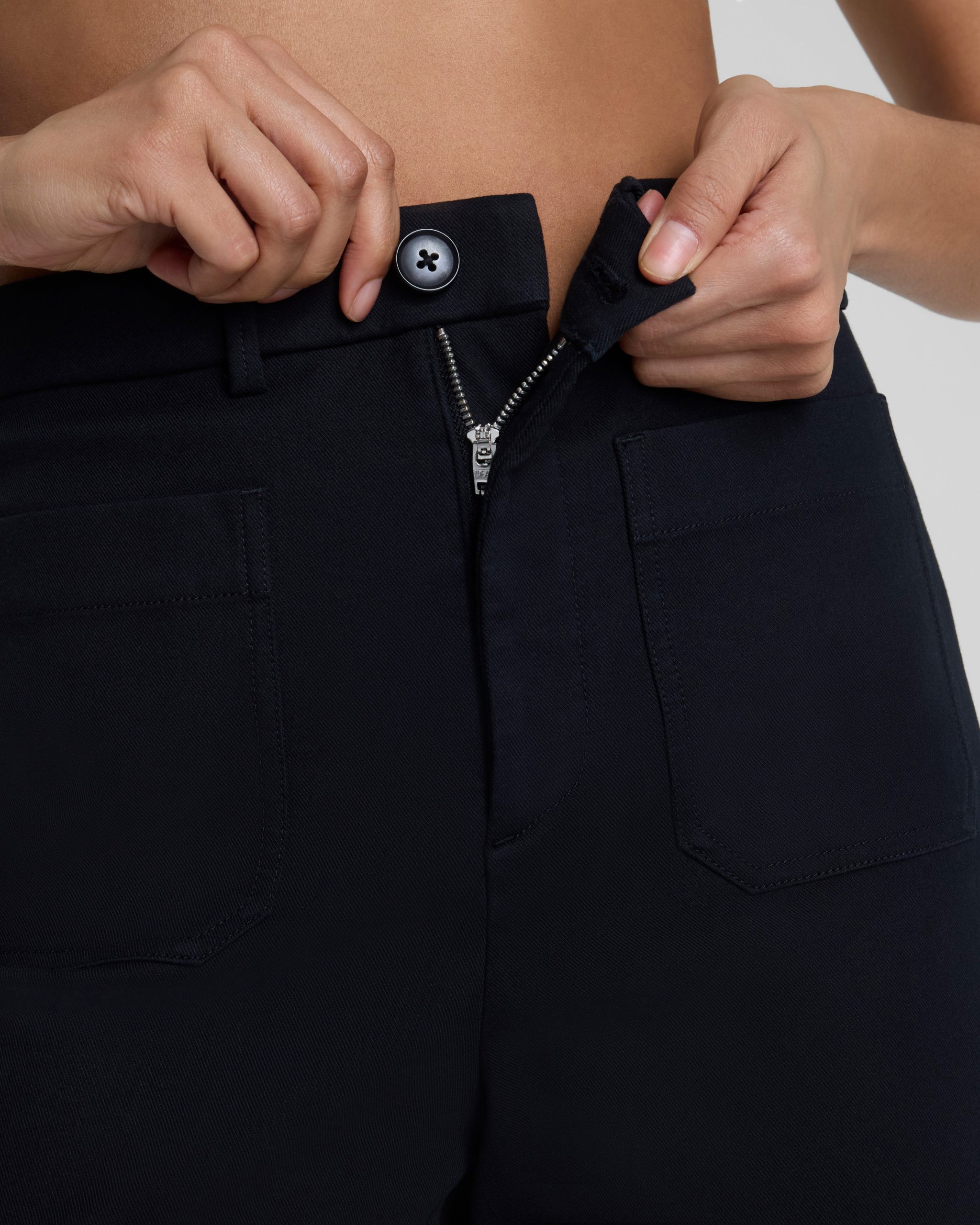 SPANXsupersmooth? Stretch Twill Short with Patch Pockets. 5 | Classic Black - Image 4
