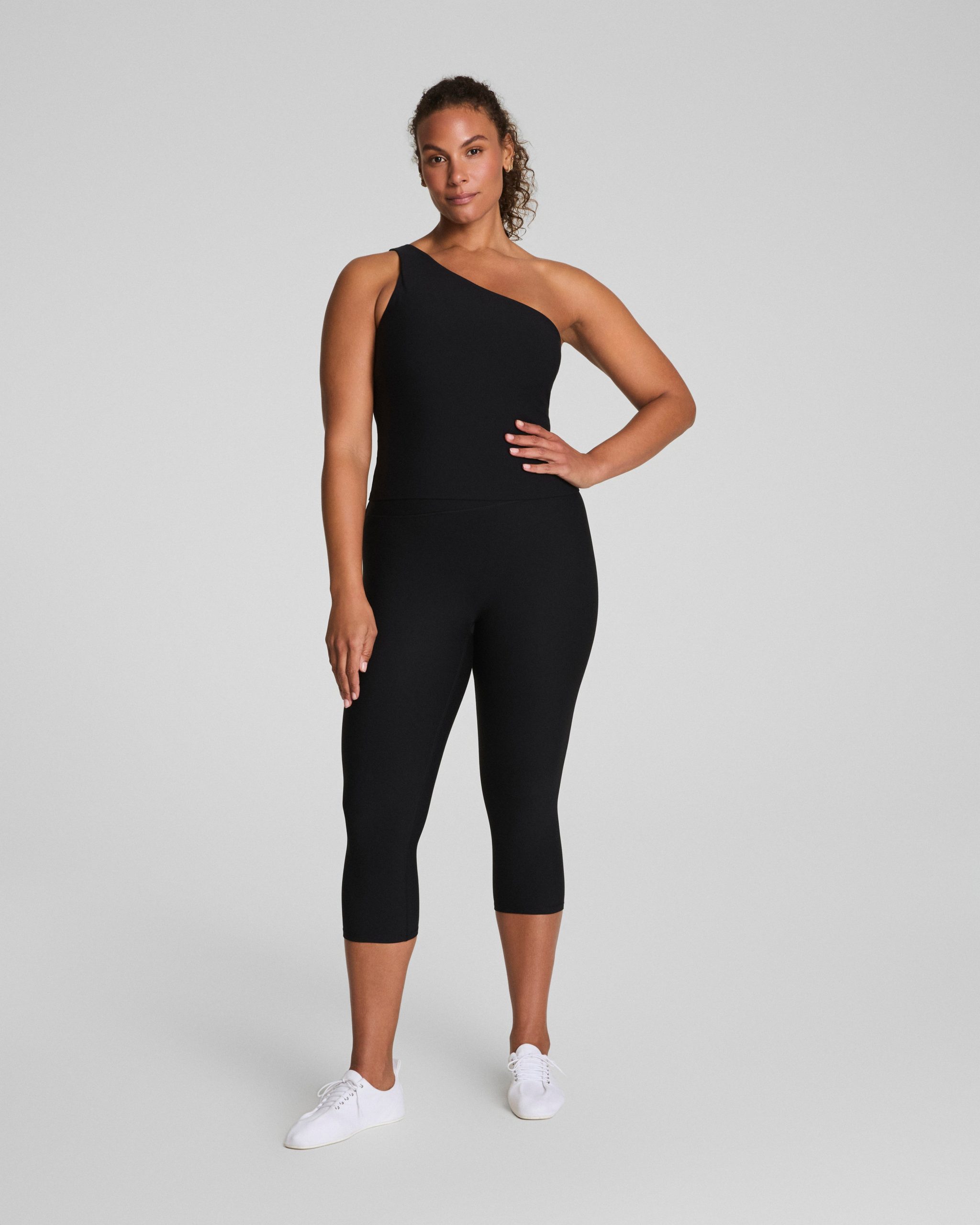 SPANXsmooth? OnForm Cropped Leggings. 19 | Very Black - Image 2
