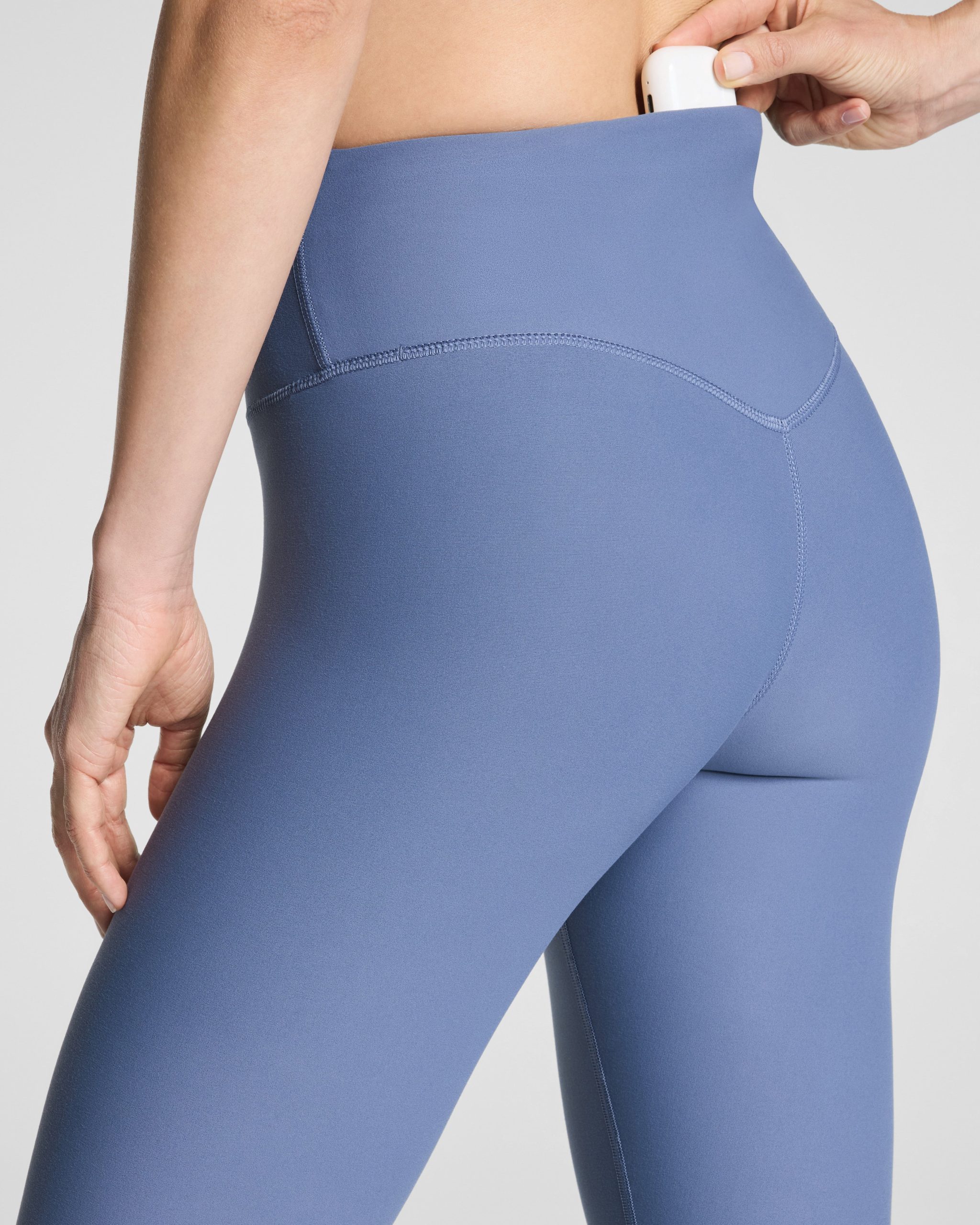 SPANXsmooth? OnForm Cropped Leggings. 19 | Rain - Image 4