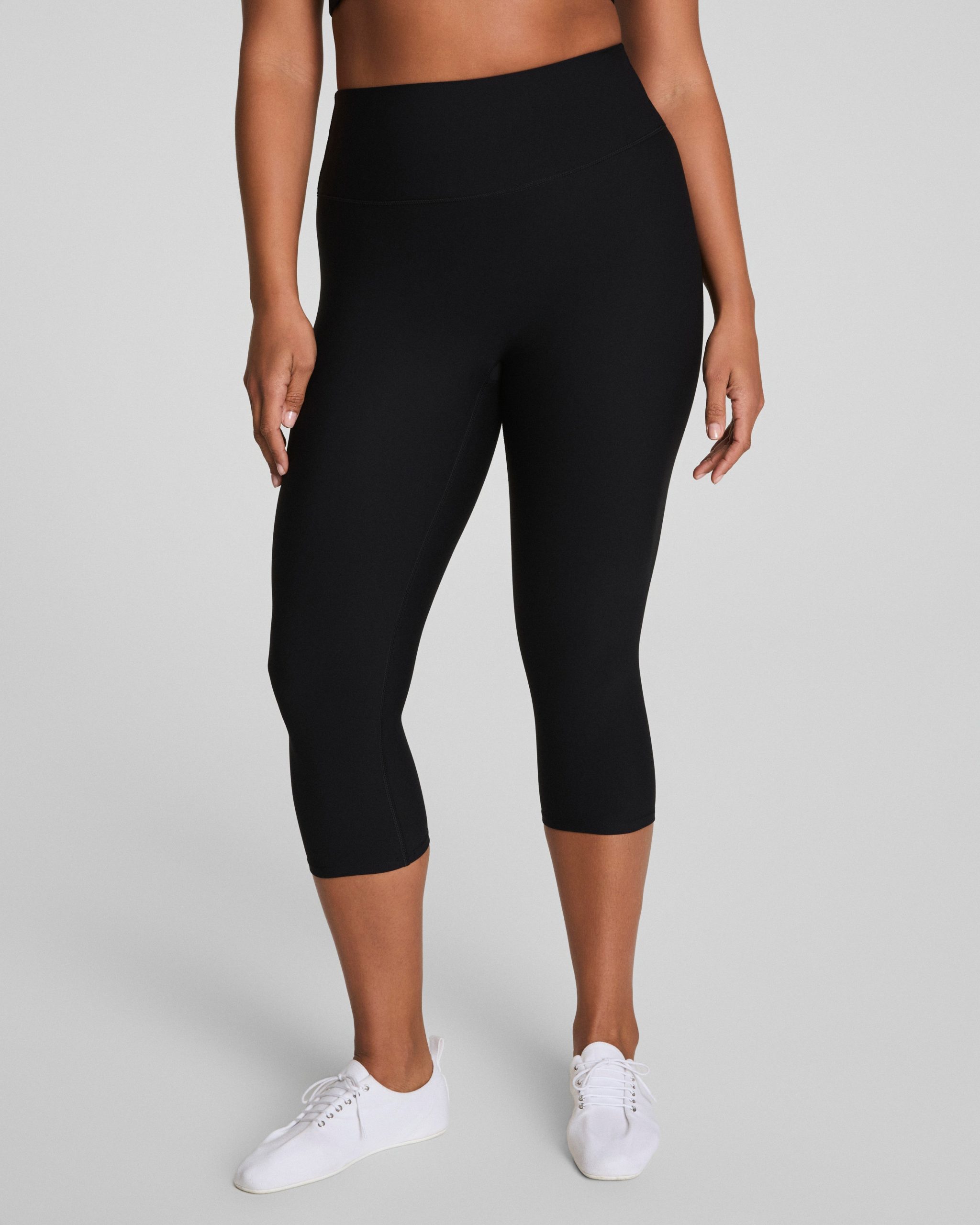 SPANXsmooth? OnForm Cropped Leggings. 19 | Very Black - Image 3