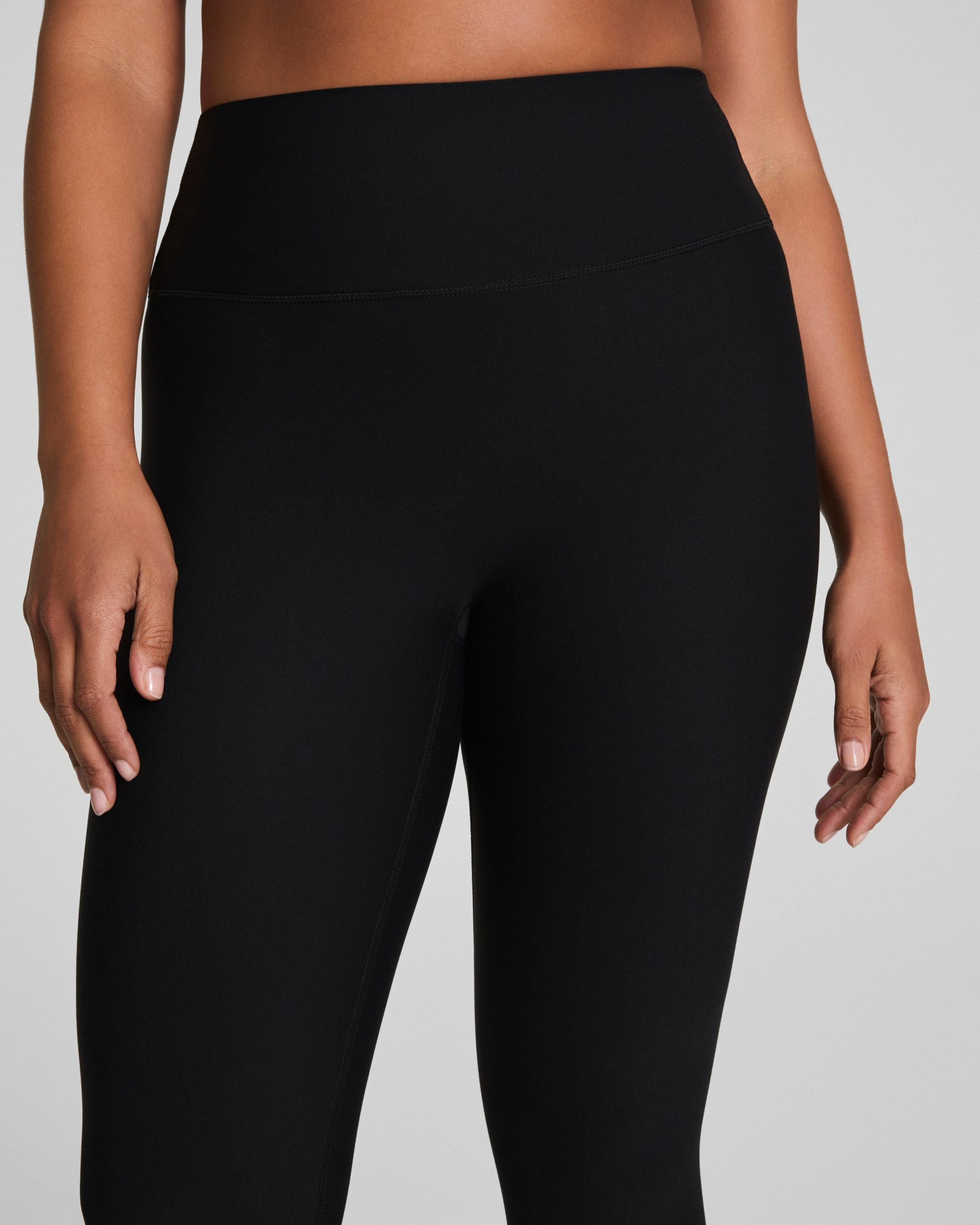 SPANXsmooth? OnForm Cropped Leggings. 19 | Very Black - Image 5