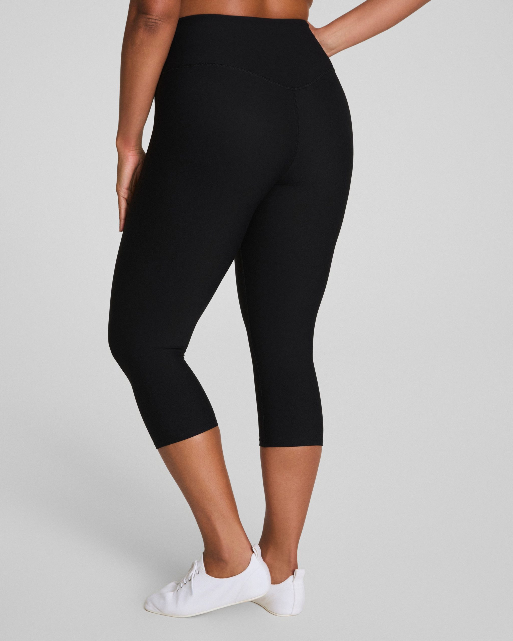 SPANXsmooth? OnForm Cropped Leggings. 19 | Very Black - Image 4